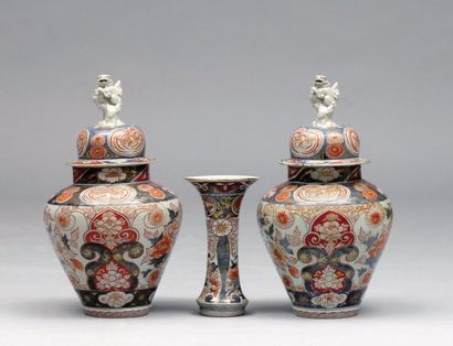 Garniture de deux vases balustres et d'un...