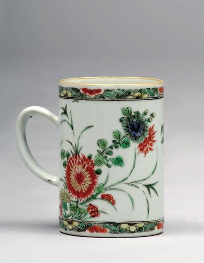 Chope en porcelaine de Chine à décor polychrome...