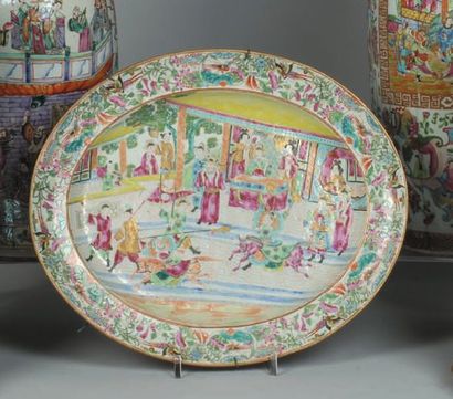 Plat ovale à riche décor polychrome et or...