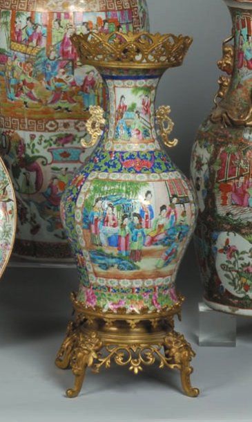 Vase formant pied de lampe. Décor polychrome...