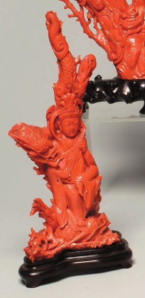 Divinité entourée de deux dragons en corail...
