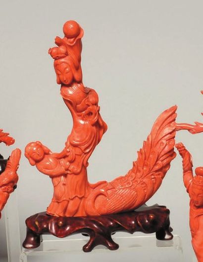 Jeune femme, enfant et paon en corail rouge....