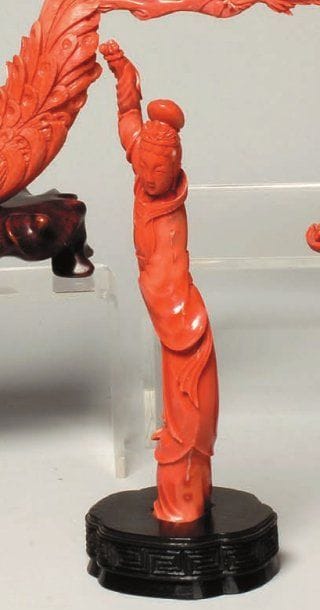Statuette de jeune femme debout tenant des...