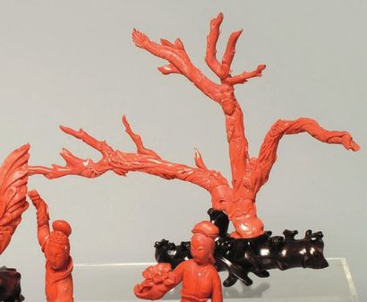 Statuette de jeune femme et dragons en corail...