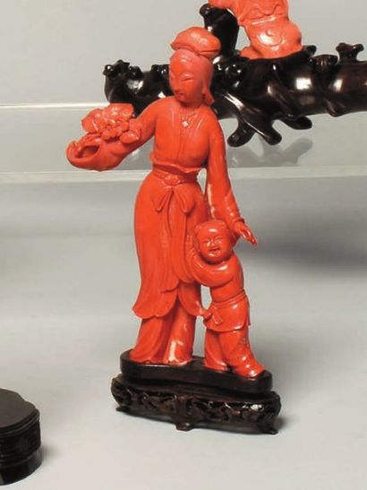 Jeune femme debout avec un enfant en corail...