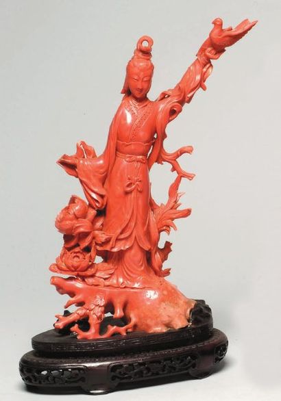 Jeune femme debout avec une colombe et des...