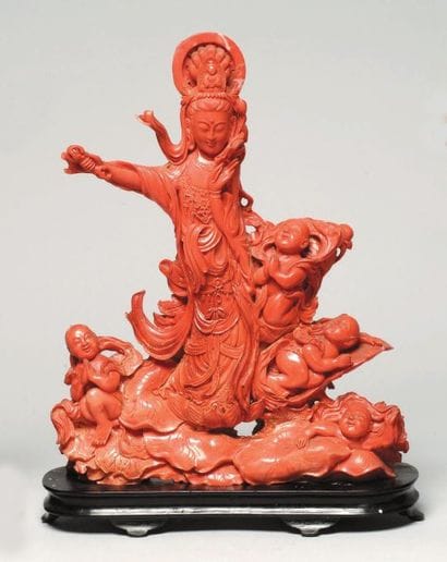 Guanyin entourée de quatre enfants en corail...