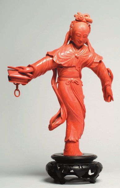 Jeune femme avec une lanterne en corail rouge....