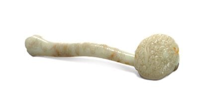 Ruyi en néphrite blanche céladonnée tachée...