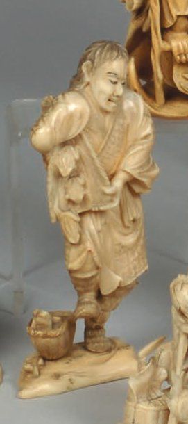 Okimono en ivoire sculpté représentant un...