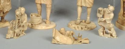 Trois okimono en ivoire sculpté représentant...