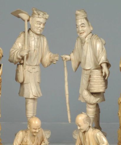 Deux okimono en ivoire sculpté représentant...