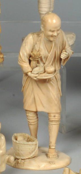 Deux okimono en ivoire sculpté représentant...