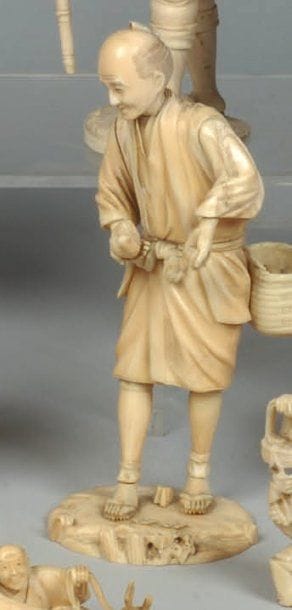 Okimono en ivoire sculpté représentant un...