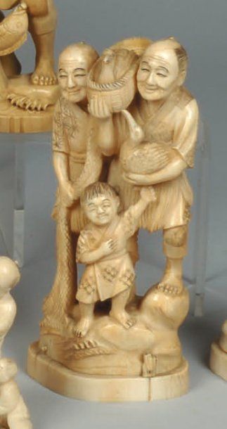 Okimono en ivoire marin sculpté représentant...