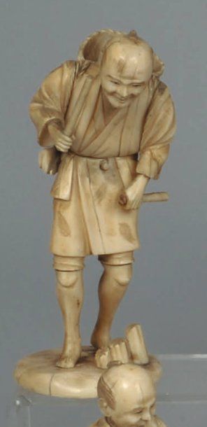 Okimono en ivoire sculpté représentant un...