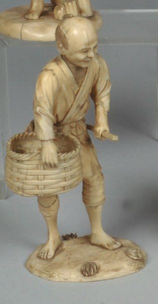 Okimono en ivoire sculpté représentant un...