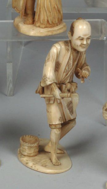 Okimono en ivoire sculpté représentant un...