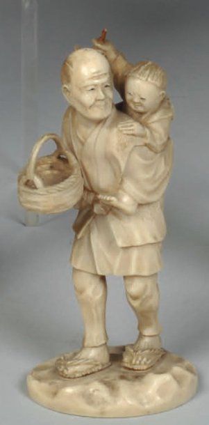 Okimono en ivoire sculpté représentant un...