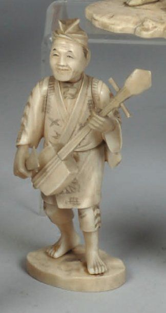 Okimono en ivoire sculpté représentant un...