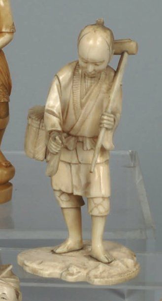 Okimono en ivoire sculpté représantant un...