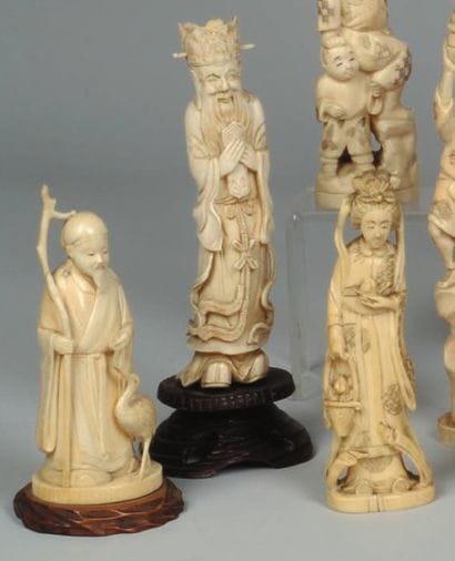 Trois okimono en ivoire marin sculpté représentant...