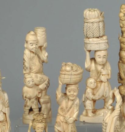 Deux okimono en ivoire sculpté représentant...