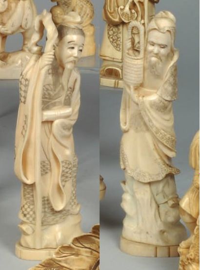 Deux okimono en ivoire marin sculpté représentant...