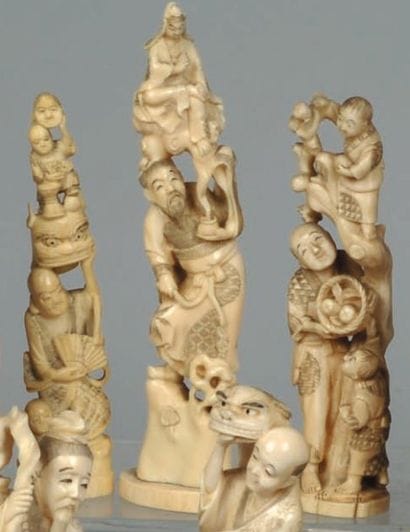 Trois okimono en ivoire sculpté représentant...