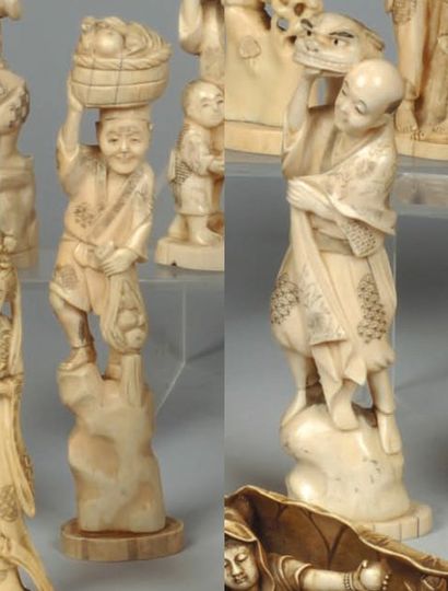 Deux okimono en ivoire marin sculpté représentant...
