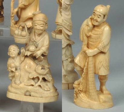 Deux okimono en ivoire marin japonais. Pêcheur...