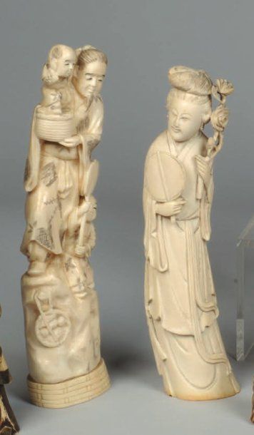 Deux okimono en ivoire marin sculpté représentant...