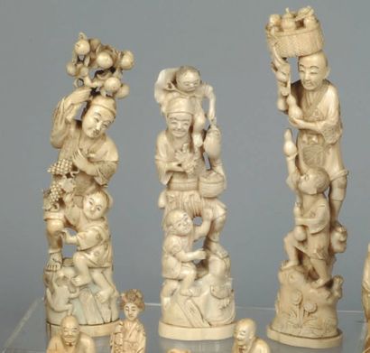 Trois okimono en ivoire marin sculpté figurant...