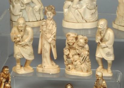 Quatre okimono en ivoire sculpté représentant...