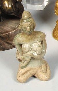 Jeune femme alaitant un enfant Thaïlande...