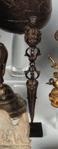 Phurba Tibet Couteau. Bronze à décor de divinité....