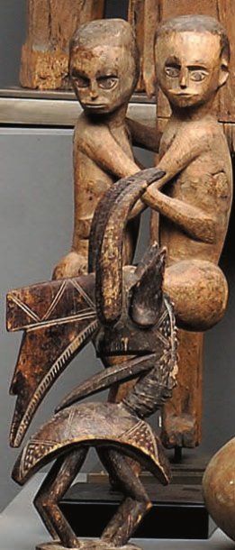 Couple Madagascar. Statue en bois à partie...