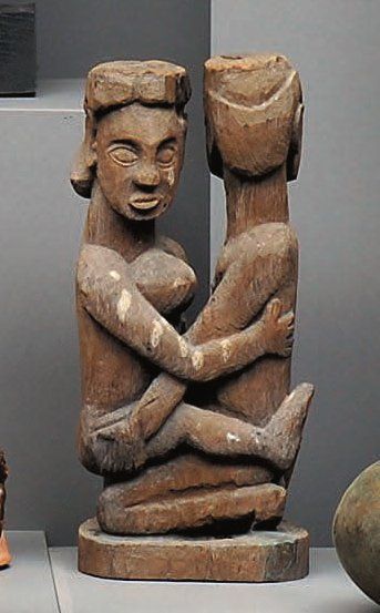 Couple Madagascar Statue en bois érodé. Vers...
