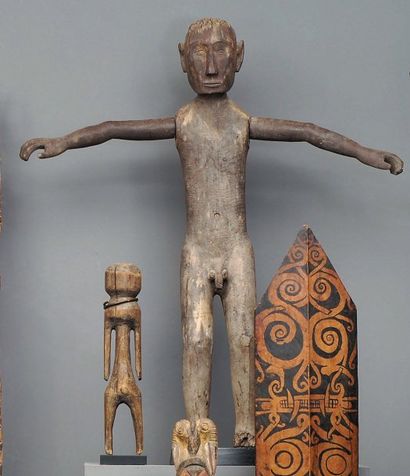 Personnage debout Dayak Bornéo Bois, bras...