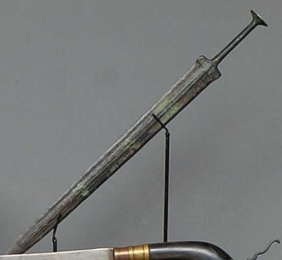 Epée Chine Bronze à décor gravé d'idéogrammes...