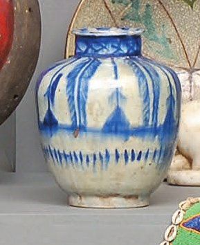 Vase Iran Terre cuite émaillée bleu et blanc....
