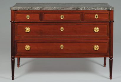 Commode en acajou mouluré ouvrant à cinq...
