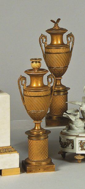 Paire de cassolettes formant bougeoirs. Bronze...