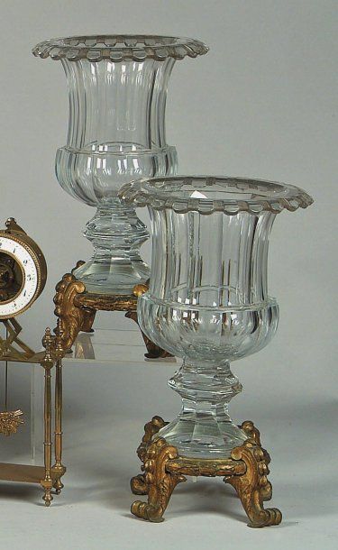 Paire de vases Médicis en cristal taillé...