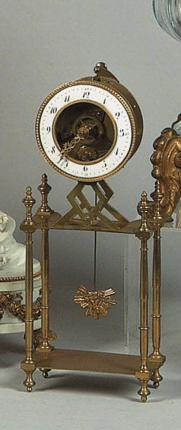 Pendule squelette reposant sur quatre colonnettes...