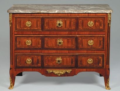Commode ouvrant à trois tirois en sa façade...