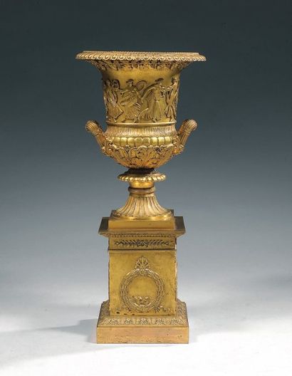 Vase de forme médicis en bronze ciselé et...