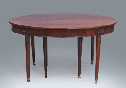 Table circulaire à allonges en acajou et...