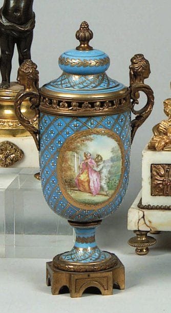 Petit vase couvert en porcelaine dans le...