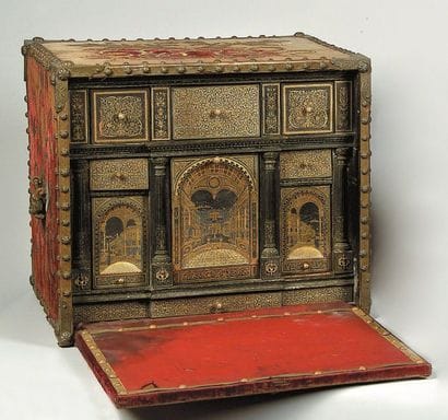 Petit cabinet ouvrant par le couvercle découvrant...